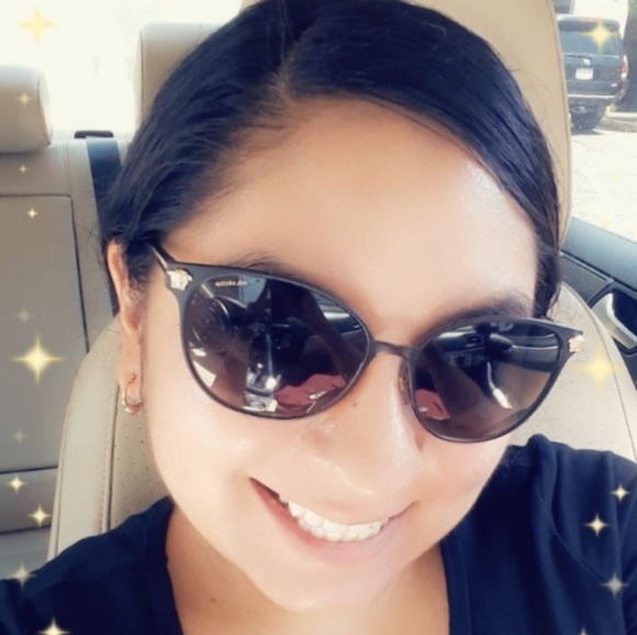 Meet your Posher, Estefany - Picture 1 of 1